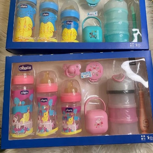 8 Piece baby bottle set